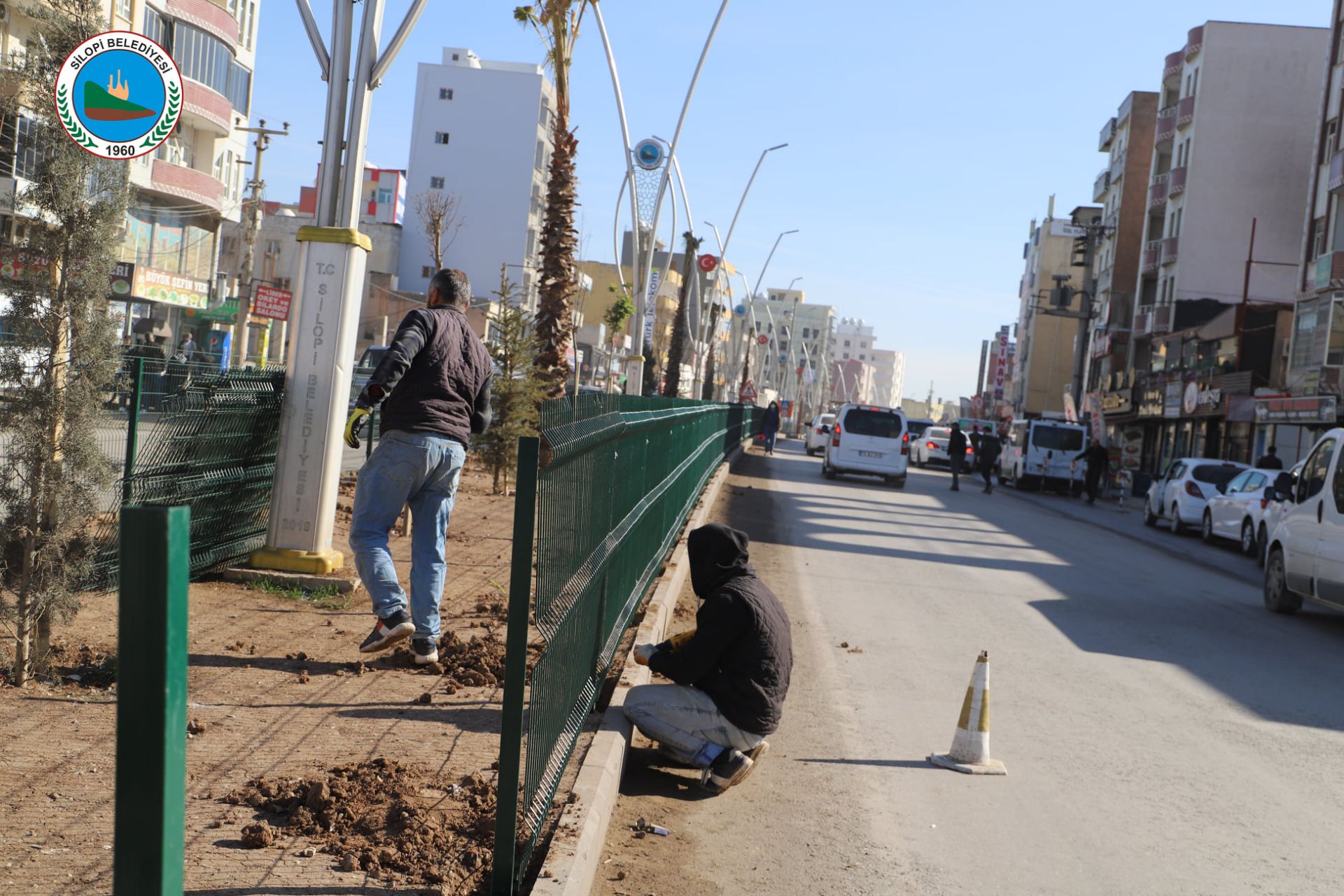 Silopi Belediyesi Orta refüj etrafını panel çit ile kapatma çalışmalarımız başladı